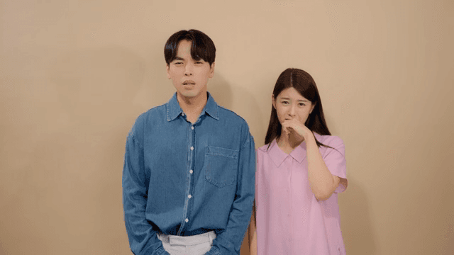 울고 눈물을 닦으며 슬픔을 표현하는 두 남녀
