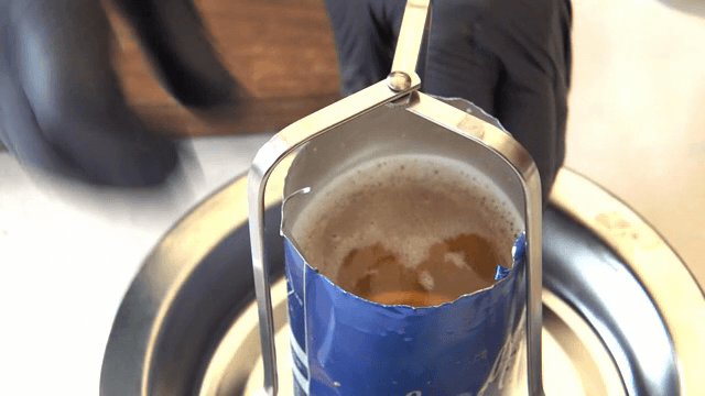 잘린 캔에 들어있는 맥주