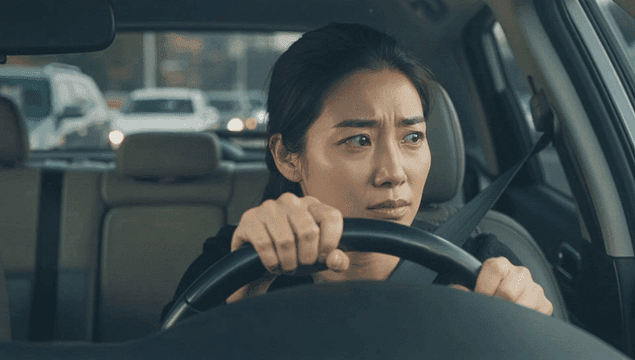 교통 체증 속에서 운전하는 여성