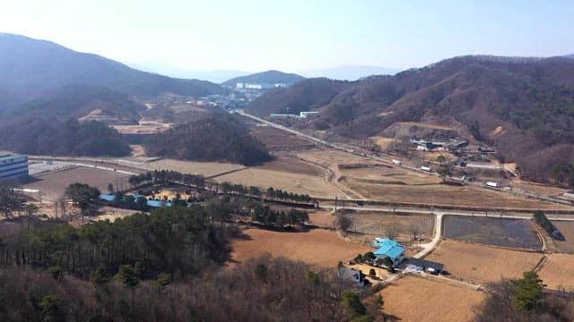 산과 농경지가 있는 시골 마을