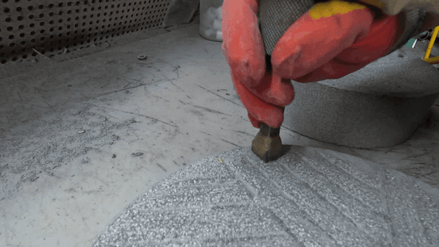 현무암 맷돌을 다루는 연마기