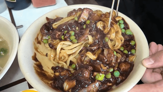 그릇에서 비벼지는 짜장면