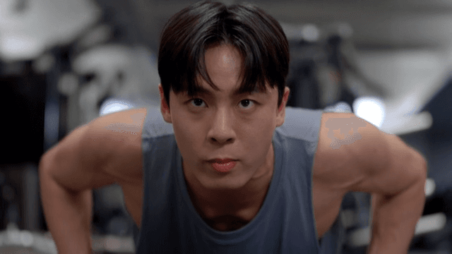 헬스장에서 푸시업하는 젊은 남성
