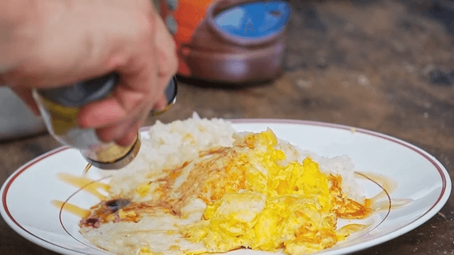 간장계란밥에 참기름을 두르는 모습