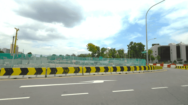 건설 현장이 보이는 도로