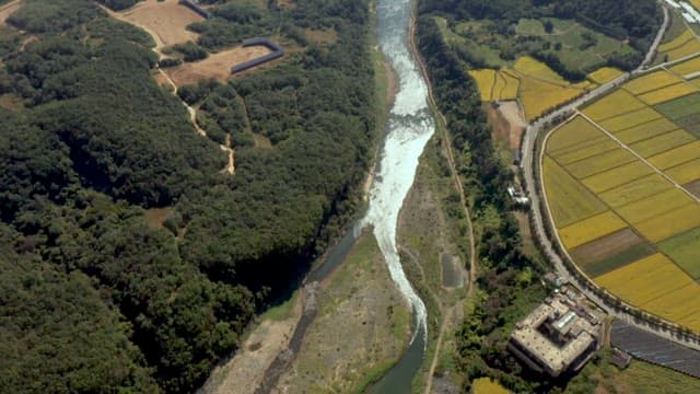 넓은 농지와 울창한 숲 사이로 흐르는 강