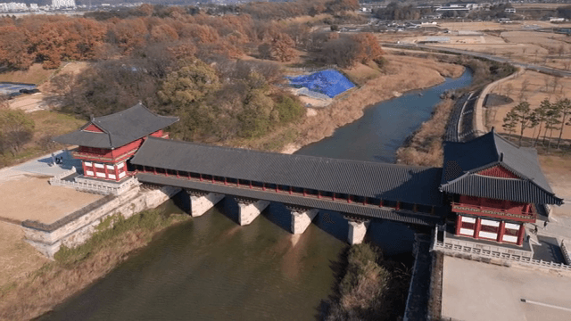 강 위의 전통 한국 다리