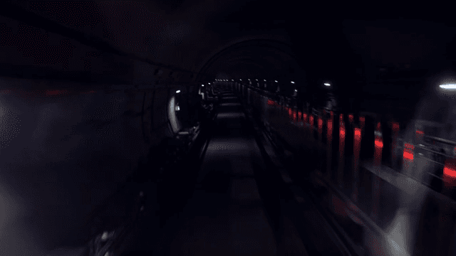 지하철 터널과 선로 및 조명