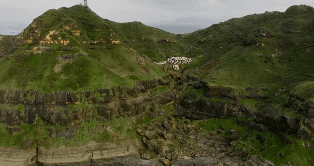 해안 절벽과 푸른 언덕