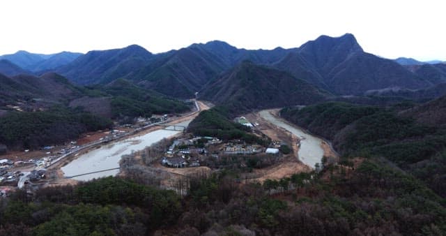 산과 굽이치는 강이 있는 협곡