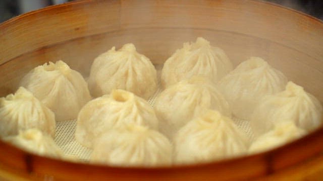 대나무 찜기에 찌는 뜨거운 만두