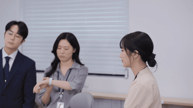 동료들과 사무실에서 뒷담화