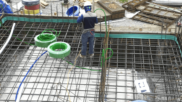 도면을 확인하고 있는 건설 현장에 있는 작업자