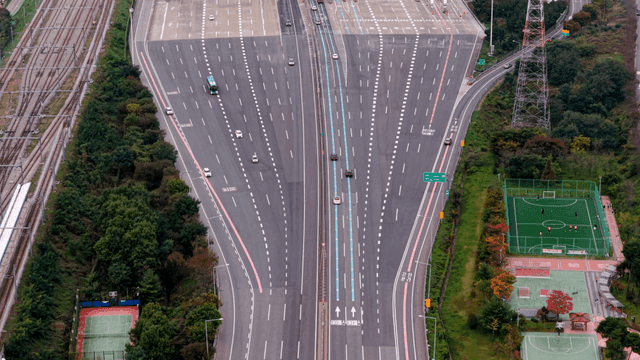 차량이 있는 고속도로의 항공 뷰