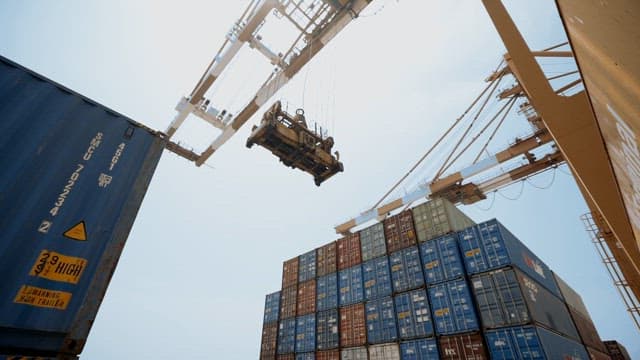 분주한 항구의 컨테이너 운송