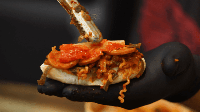 소시지와 김치가 들어간 부대찌개 샌드위치