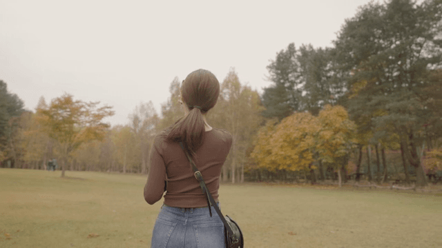 공원에서 풍경 사진을 찍는 여성