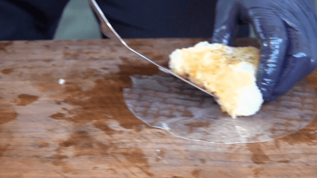 라이스페이퍼 위에 올리는 주먹밥