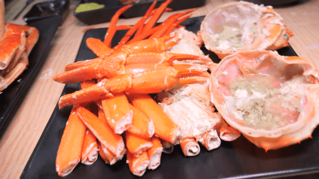 Fresh steamed snow crab filling bowl