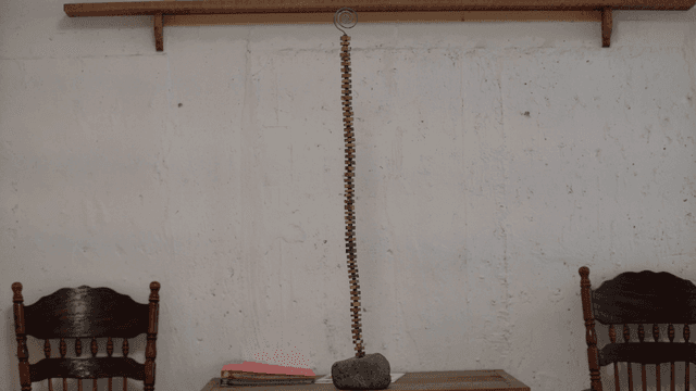 실내 테이블 위의 나무 조각상