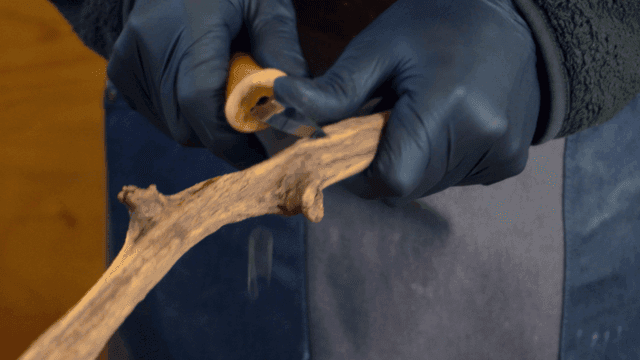 칼로 나무를 조각하는 사람