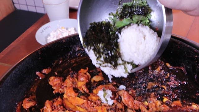 닭갈비에 부어진 볶음밥 재료