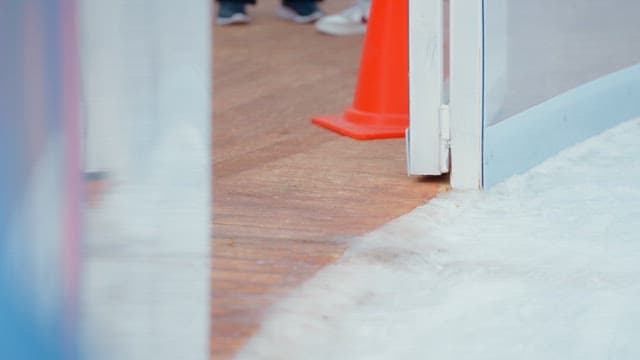 아이스링크장으로 들어가는 정빙 차량