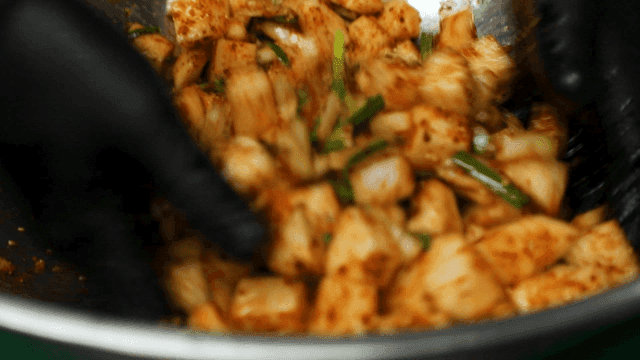 양념과 함께 버무려지는 깍두기