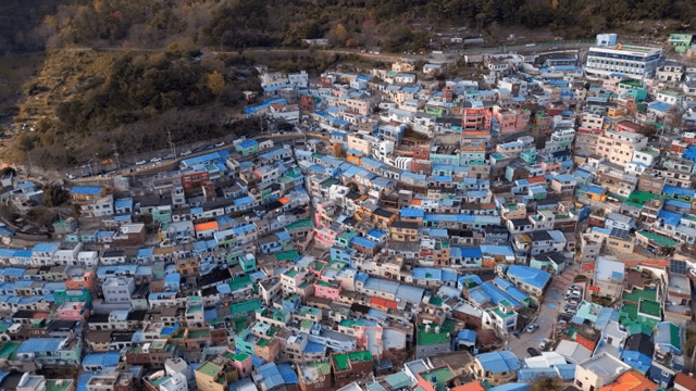 다채로운 언덕 마을과 밀집한 주택