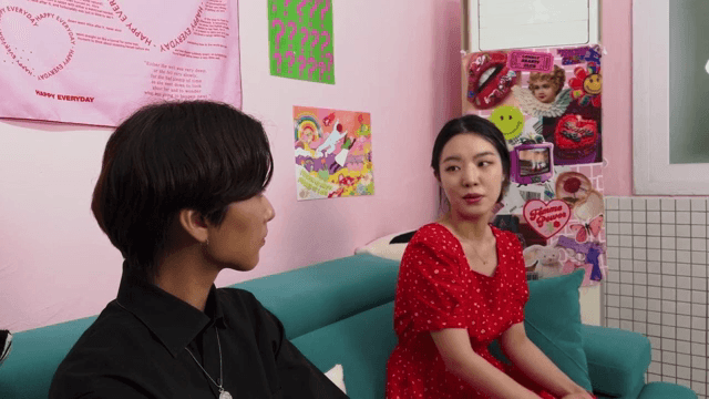 소파에서 대화하는 두 사람