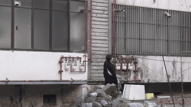 오래된 건물 옆을 걷는 사람