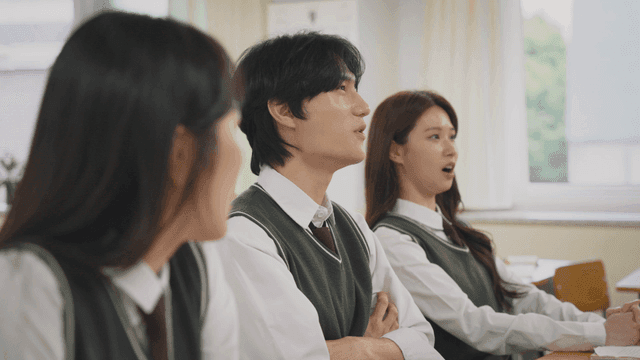 수업을 집중해서 듣는 학생들