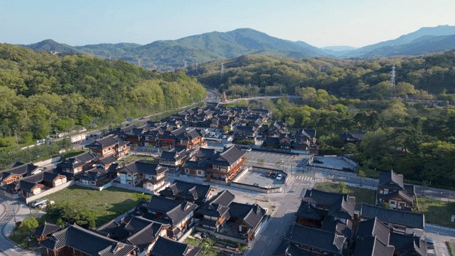 산 주변 평온한 한옥 마을