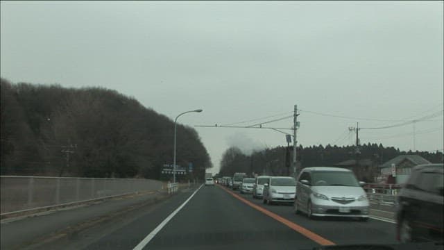 흐린 날 자동차가 많은 좁은 도로