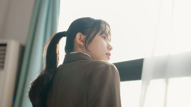 햇빛을 받으며 창밖을 보는 학생