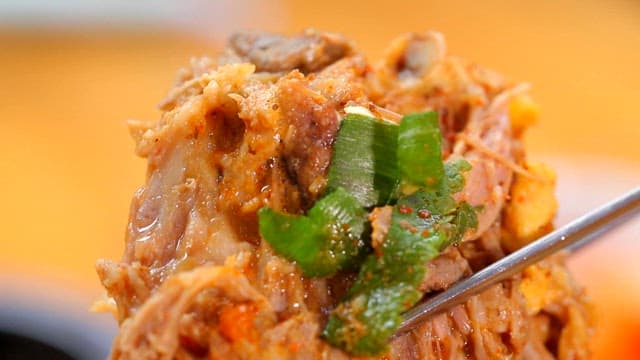 채소를 곁들인 감자탕 고기 한젓가락