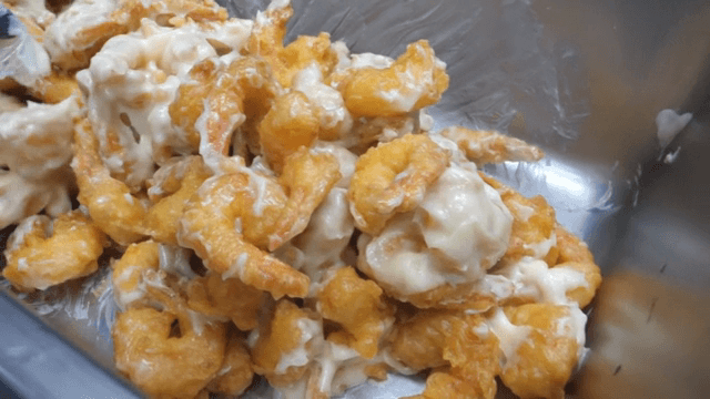 크림 소스를 입힌 새우