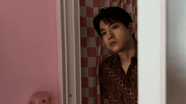 건방진 표정으로 문을 열고 나오는 남자