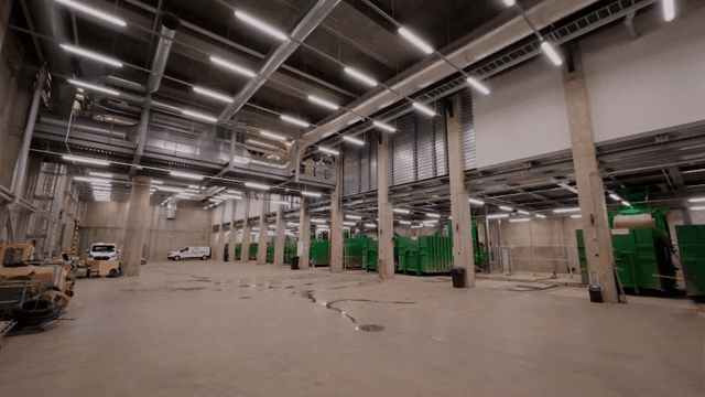 넓은 산업 시설 내부