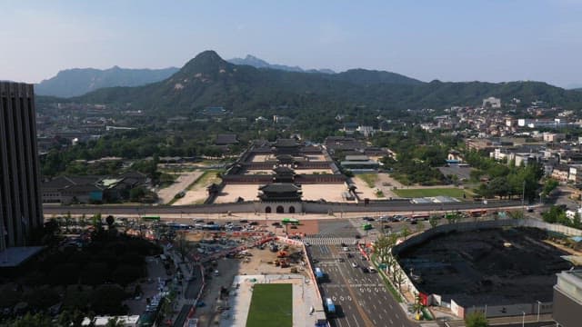 Gyeongbokgung Palace in Harmony with a Modern City