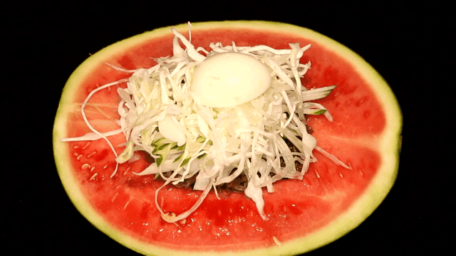 수박 그릇에 담긴 한국 냉면