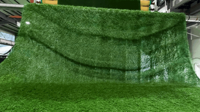 인조잔디를 말아올리는 공장 기계