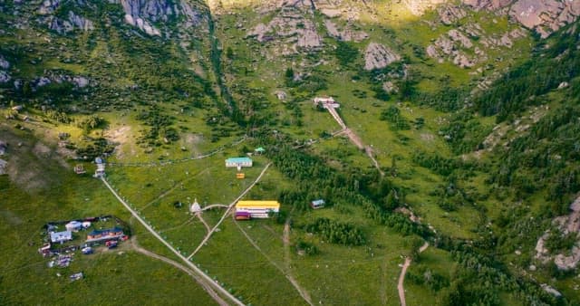 사찰이 있는 산 풍경