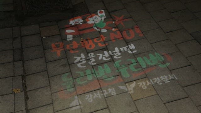 그림자 가로등이 비추는 밤의 어두운 거리