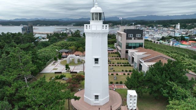 해안 절벽 위의 하얀 등대