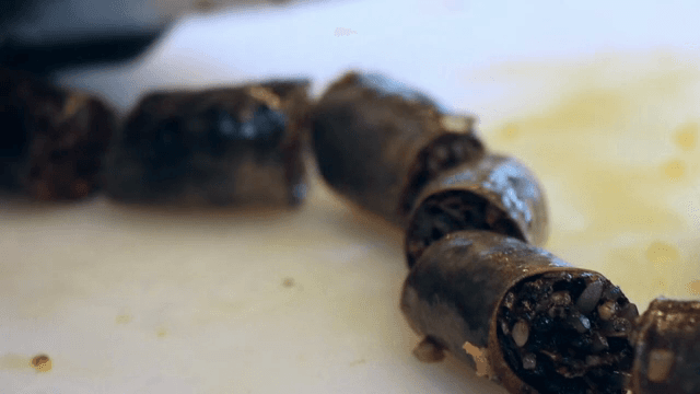 도마 위에서 썰리는 순대