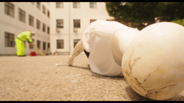 주차장에 눕혀진 마네킹