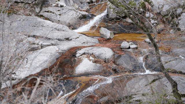바위 위로 흐르는 작은 폭포