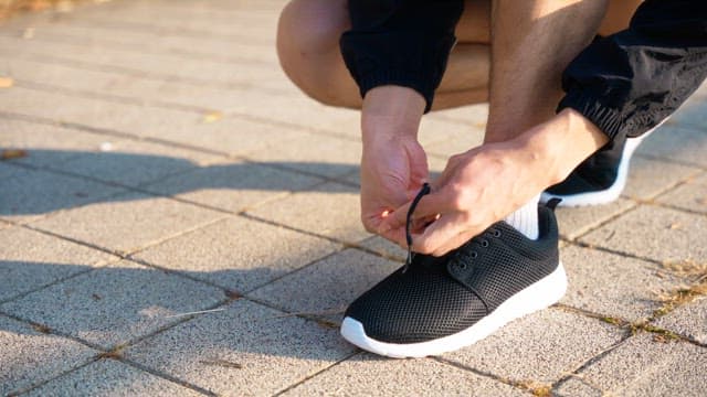 Man who ties shoelaces