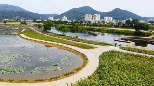 산과 도시 건물이 있는 경치 좋은 호수
